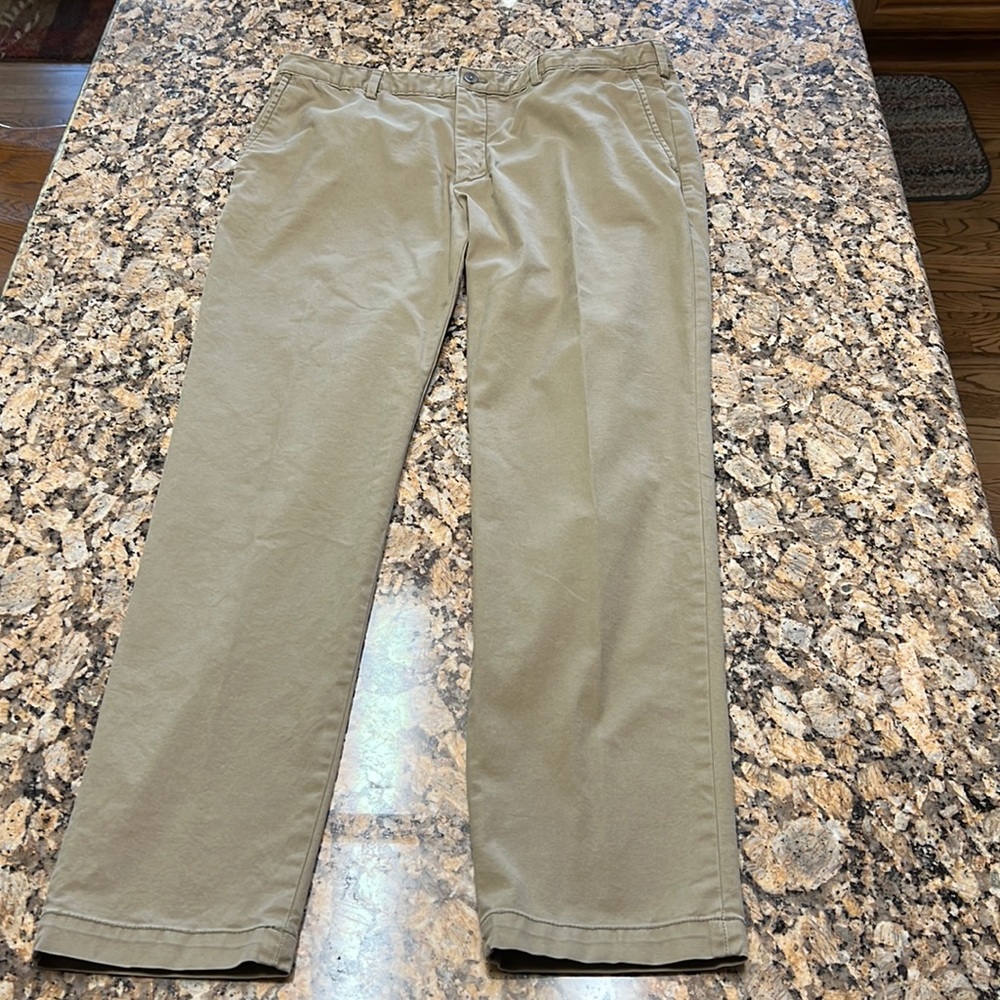 Banana Republic slim lived in Chino.  Size 38/32